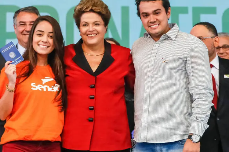 Dilma Rousseff posa para fotos durante cerimônia de formatura do Pronatec (Roberto Stuckert Filho/PR)