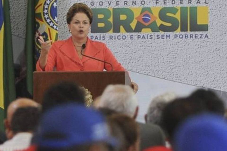 Dilma defende política de alianças ao dar posse a Crivella
