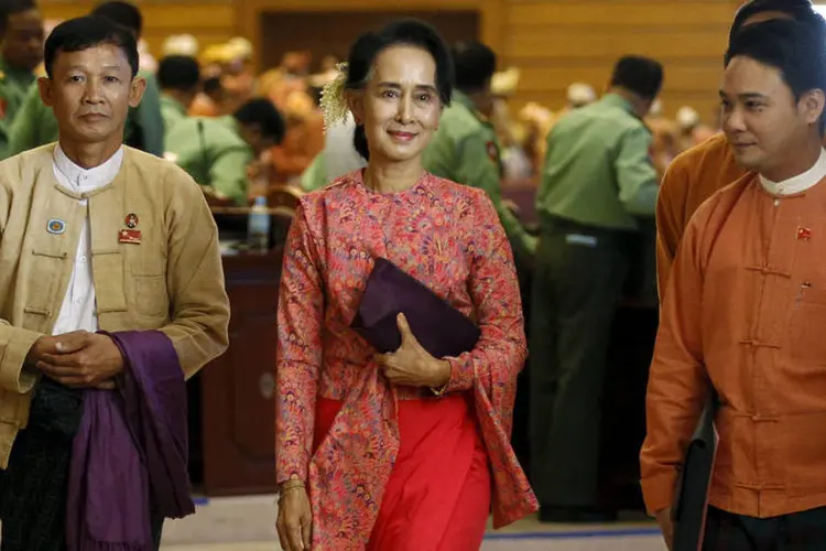 
	Suu Kyi: ap&oacute;s uma vit&oacute;ria esmagadora nas primeiras elei&ccedil;&otilde;es livres em 25 anos, o partido da Nobel da Paz come&ccedil;a finalmente a assumir o poder
 (Soe Zeya Tun / Reuters)
