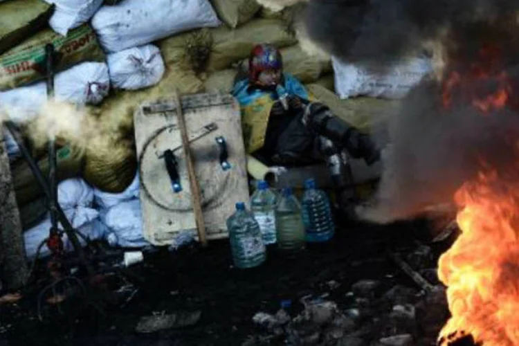Manifestante contrário ao governo em Kiev: pessoas afetadas por esta medida são suspeitas de ter violado os direitos humanos ou de estar envolvidas com corrupção (Aris Messinis/AFP)