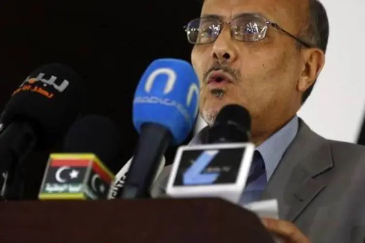 Porta-voz do governo líbio, Ahmad Lamen, fala com a imprensa em Trípoli: país sofre ameaça de uma nova guerra civil (AFP)