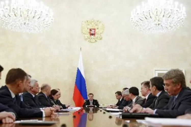 O premier Dmitri Medvedev preside uma reunião de ministros da área econômica com grandes grupos exportadores, em Moscou (Dmitry Astakhov/AFP)
