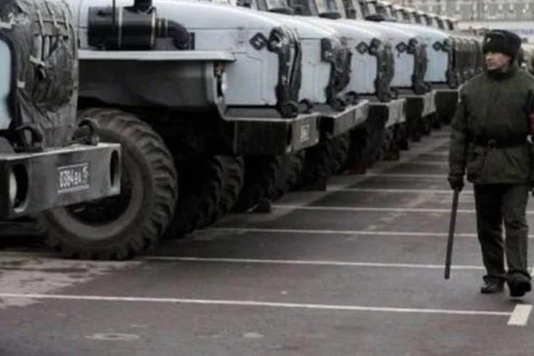 
	Tropas russas:&nbsp;horas antes, tr&ecirc;s pessoas morreram e cerca de 50 ficaram feridas em um duplo atentado com carros-bomba em Makhachkala, capital da rep&uacute;blica separatista do Daguest&atilde;o.
 (Andrey Smirnov/AFP)