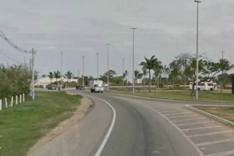 
	Km 230 da BR-101 em Campos dos Goytacazes (RJ): cinco das v&iacute;timas morreram na hora e a sexta morreu no Hospital S&atilde;o Francisco Xavier, em Itagua&iacute;
 (Reprodução/Google Street View)