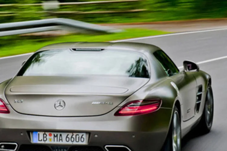 Carro da Mercedes-Benz circulando nas pistas do circuito de Nürburgring, na Alemanha: passeio no local do GP faz parte do pacote (Divulgação)