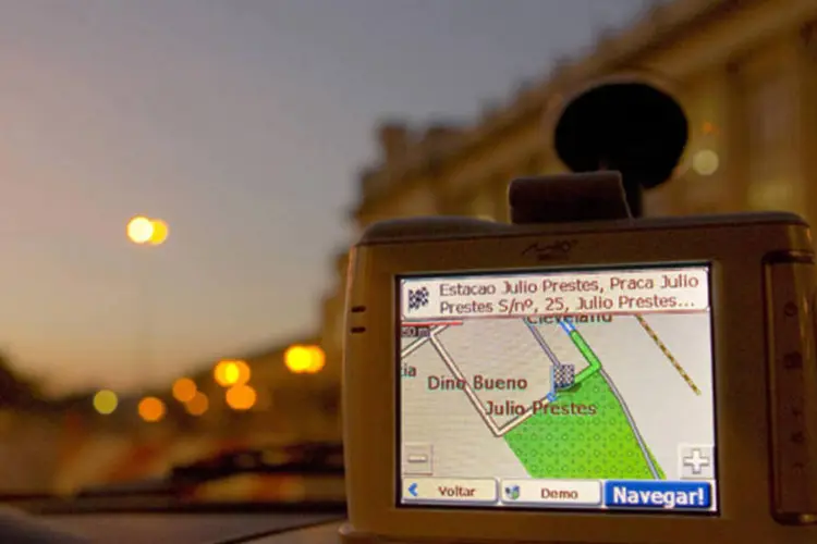 GPS fixado no pára-brisa do carro: navegador não pode ser a única fonte de informação para o turismo (Christian Castanho)