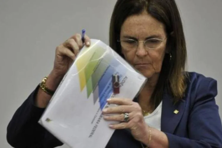 Graça Foster discutindo o plano de negócios da Petrobras (Marcello Casal Jr./Agência Brasil)