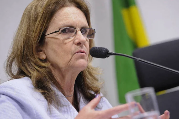 
	Gra&ccedil;a Foster: &quot;tenho um constrangimento muito grande de olhar para voc&ecirc;s&quot;, afirmou
 (Pedro França/Agência Senado)