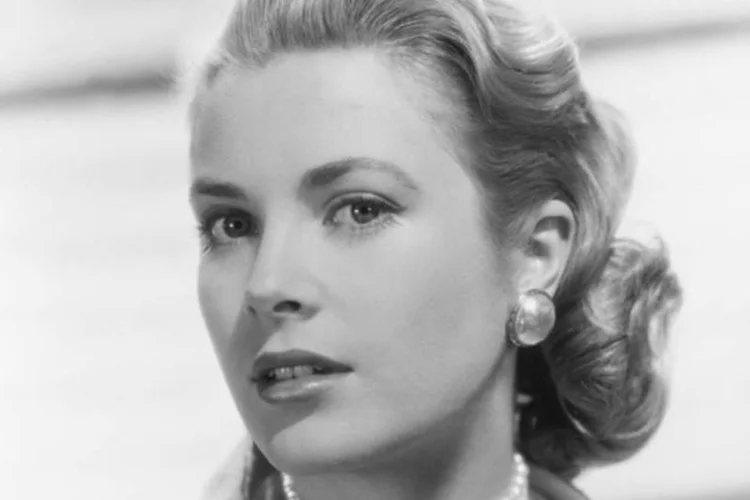 A atriz Grace Kelly: após estudar Artes Dramáticas em Nova York, sua pose aristocrática e sua beleza mais que perfeita não demoraram a chamar a atenção de Hollywood (Paramount publicity photographer/ Wikimedia Commons)