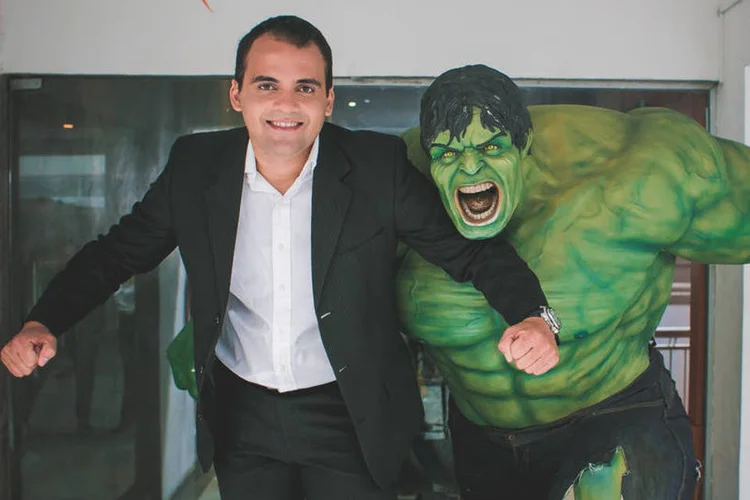 O empreendedor Diego Monteiro em uma das unidades da escola de efeitos visuais Gracom (Divulgação)