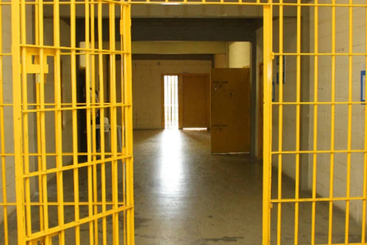 
	Pris&atilde;o: no julgamento, Kimbrough foi considerado culpado de homic&iacute;dio em primeiro grau, roubo e estupro, sendo condenado a morte e a pris&atilde;o perp&eacute;tua
 (Marcos Santos/USP Imagens)