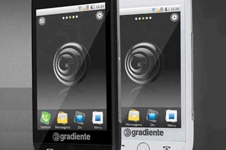 
	Smartphone da Gradiente: dona da marca IPHONE no Brasil, a empresa resolveu comprar briga com a Apple adotando-a em seus aparelhos
 (Divulgação)