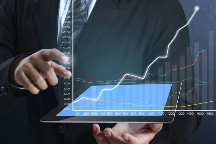 
	Homem mostra gr&aacute;fico: A&ccedil;&otilde;es do Ita&uacute; Unibanco lideram recomenda&ccedil;&otilde;es e s&atilde;o sugeridas por 16 corretoras
 (violetkaipa/Thinkstock)