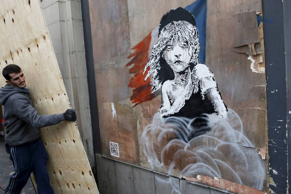 Mural de Banksy sobre refugiados é coberto com tapumes