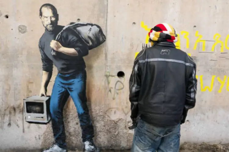 Grafite de Banksy em Calais, na França, lembrando que Steve Jobs era filho de refugiados sírios (Reprodução)
