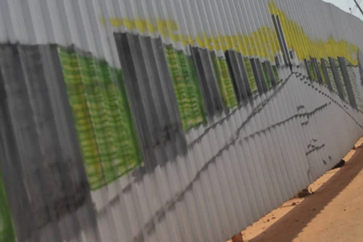 Artista grafita a área aos redor do estádio iniciando as comemorações da contagem regressiva para os mil dias que antecedem o começo da Copa (Marcello Casal Jr/ABr)