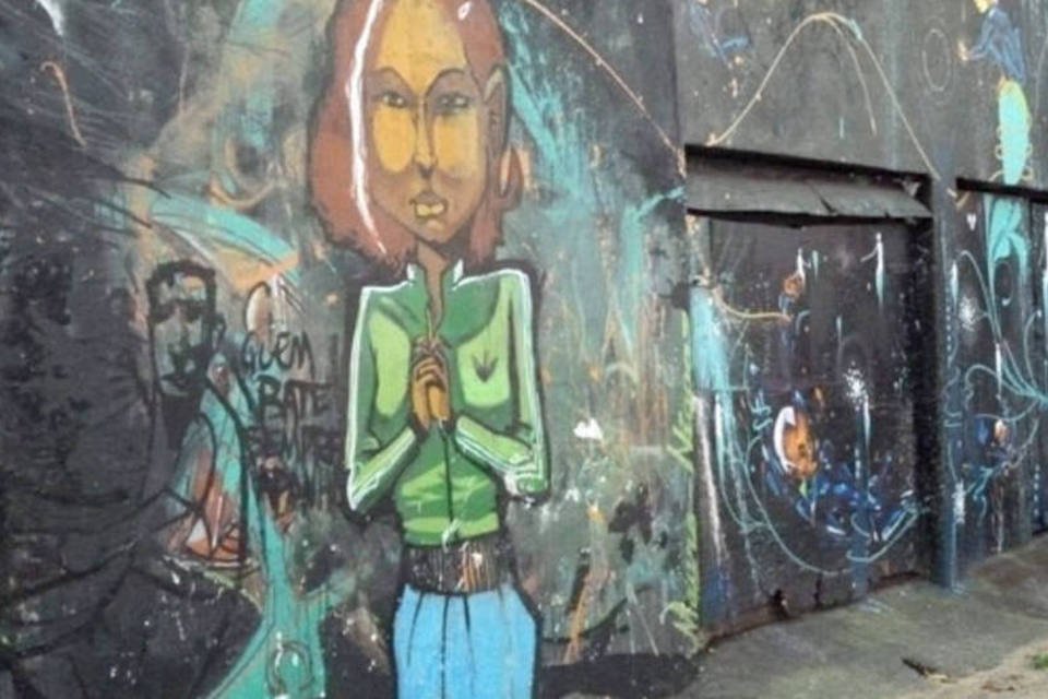 Grafite volta a colorir muro cinza do Beco do Batman, em SP