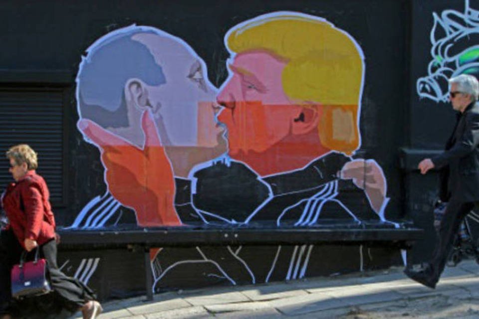 Grafite com beijo de Trump e Putin ilustra temor de lituanos