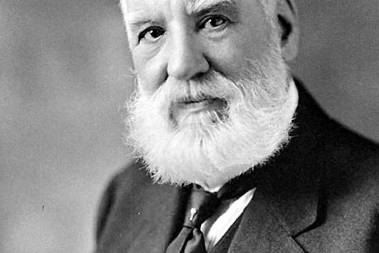 Alexander Graham Bell e o “telégrafo acústico” (Wikimedia Commons)