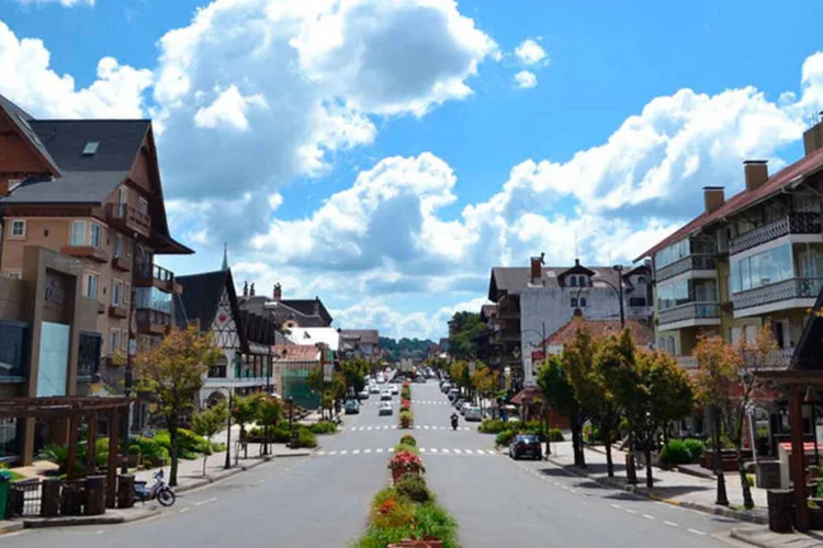 Localizada na Serra Gaúcha, Gramado atrai turistas o ano inteiro, mas tem mais fluxos de visitantes na época do Natal (Divulgação)