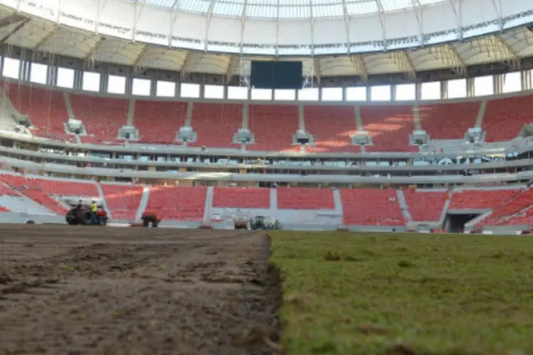 Trabalhadores instalam gramado no Estádio Nacional de Brasília (Mané Garrincha) (Valter Campanato/ABr)