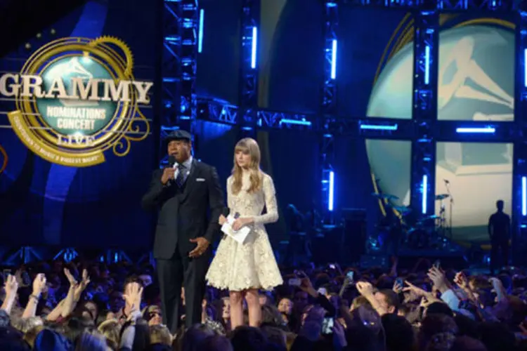LL Cool J e Taylor Swift na apresentação dos indicados ao Grammy 2013 (Getty Images)