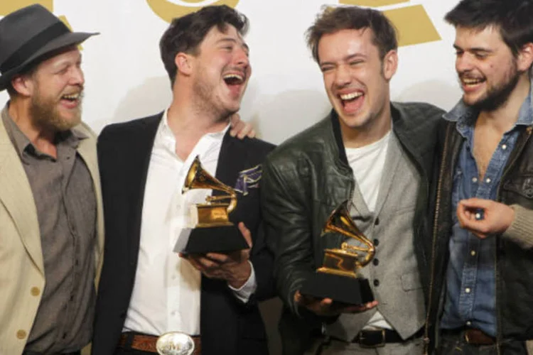 
	O grupo Mumford &amp; Sons posa com seus pr&ecirc;mios de &Aacute;lbum do Ano, por &quot;Babel&quot;, e Melhor V&iacute;deo Musical Vers&atilde;o Longa, para &quot;Big expresso Easy&quot;, nos bastidores do 55&ordm; Grammy 
 (REUTERS / Mario Anzuoni)