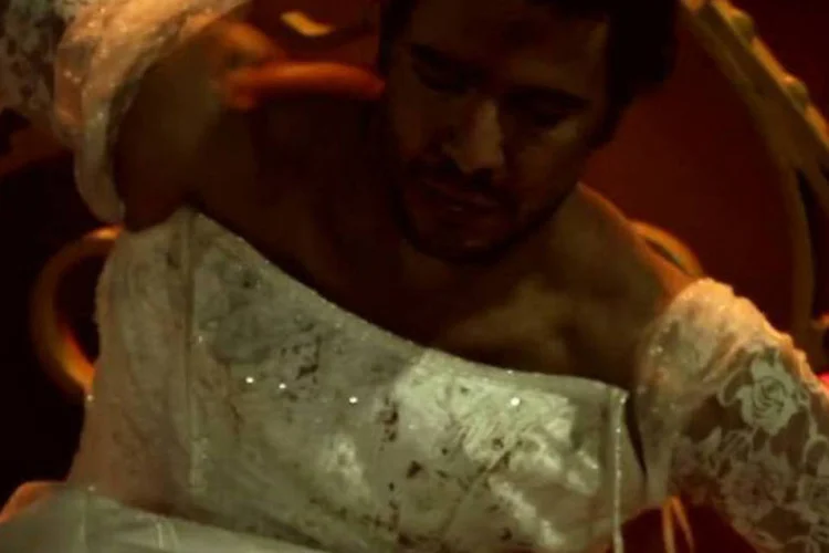Cena do clipe da música Pena Mais que Perfeita, de Gui Amabis
 (Reprodução)