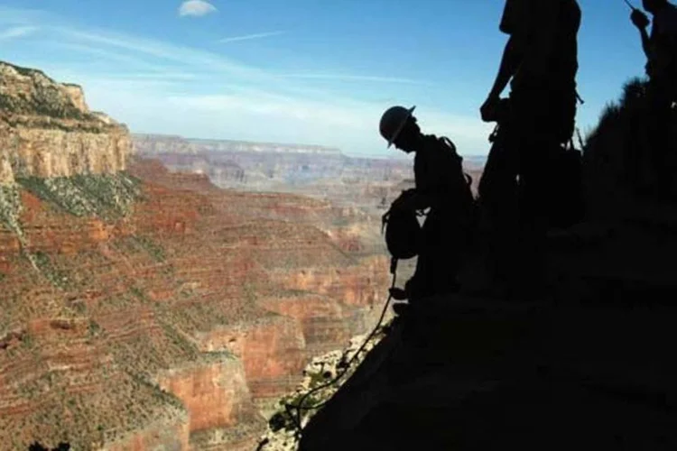 Alpinistas se preparam para descer o Grand Canyon: brasileiros podem tropeçar no abismo fiscal americano (John Moore/Getty Images)