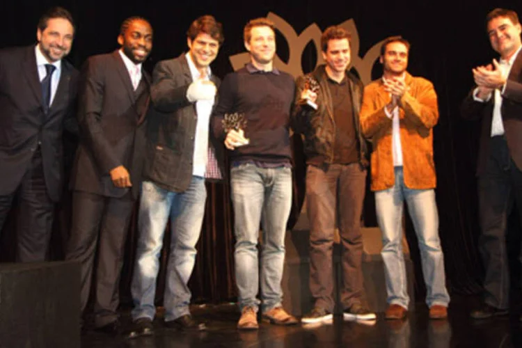 Jairo Mendes Leal, presidente da Abril, com o ator Lázaro Ramos, o MC,  e os vencedores da agência DM9DDB, que  recebeu o Grand Prix de Criação (.)