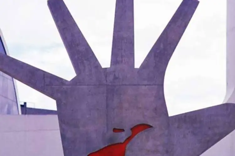 
	Escultura da Grande M&atilde;o, no Memorial da Am&eacute;rica Latina em S&atilde;o Paulo, sede do Festival
 (Antonio Milena / Veja)