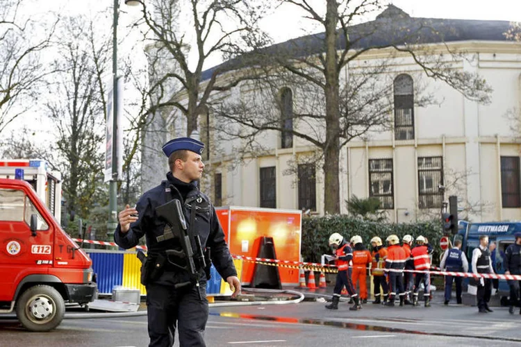 
	Alarme falso: mesquita, situada no bairro onde ficam as institui&ccedil;&otilde;es da Uni&atilde;o Europeia, foi evacuada e bombeiros foram para o local
 (Francois Lenoir / Reuters)
