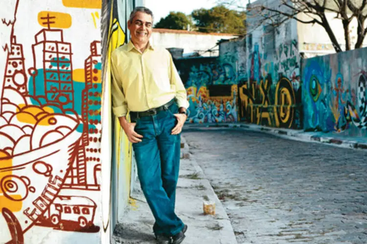 Carlos Roberto Silvério, dono da Graffit, agência de viagens que, entre outras coisas, oferece passeios a pé por São Paulo.  (Felipe Gombossy)