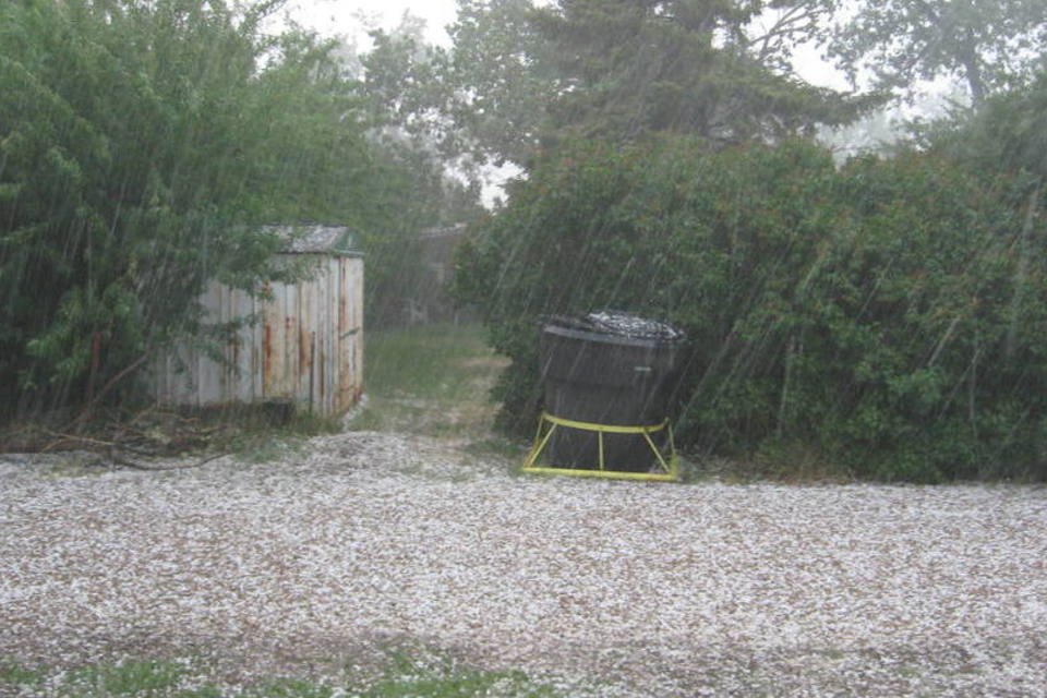 Moradores do Ceará são surpreendidos com chuva de granizo