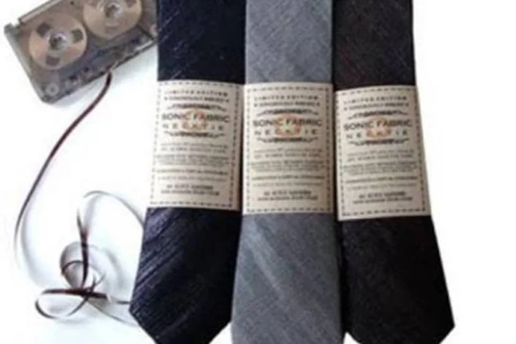 Gravatas feitas de Sonic Fabric: tecido contém 50% de poliéster e 50% de fita cassete reciclada.
