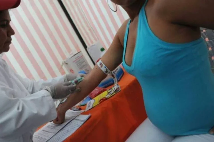 Mulher grávida faz um teste rápido do vírus HIV: estudo foi realizado entre 2009 e 2012 com mais de 1.200 crianças (Elmer Martinez/AFP)