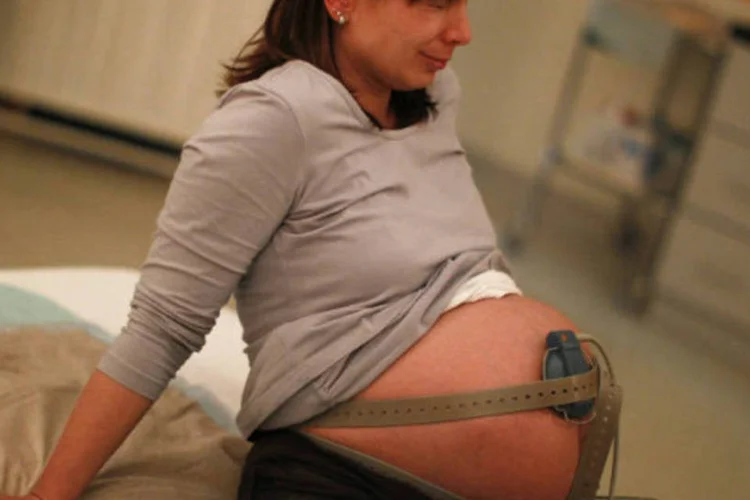 
	Gr&aacute;vida em hospital: de acordo com o estudo, as mulheres ind&iacute;genas apresentam o maior percentual de partos prematuros, 8,1%.
 (REUTERS/Michaela Rehle)
