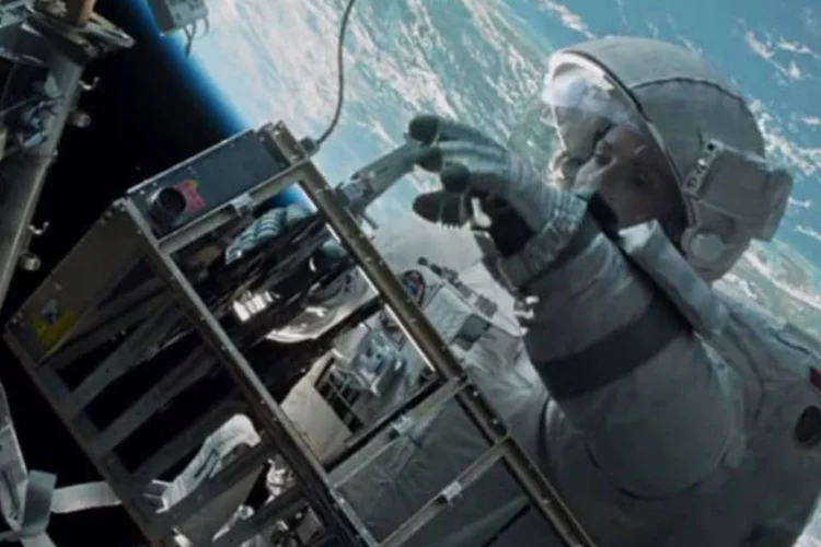 
	O filme &quot;Gravidade&quot;:&nbsp;NASA&nbsp;felicitou todos os envolvidos em&nbsp;&quot;Gravidade&quot;&nbsp;e especialmente o mexicano Alfonso Cuar&oacute;n por seu Oscar como melhor diretor&nbsp;
 (Reprodução / YouTube / Framestore)