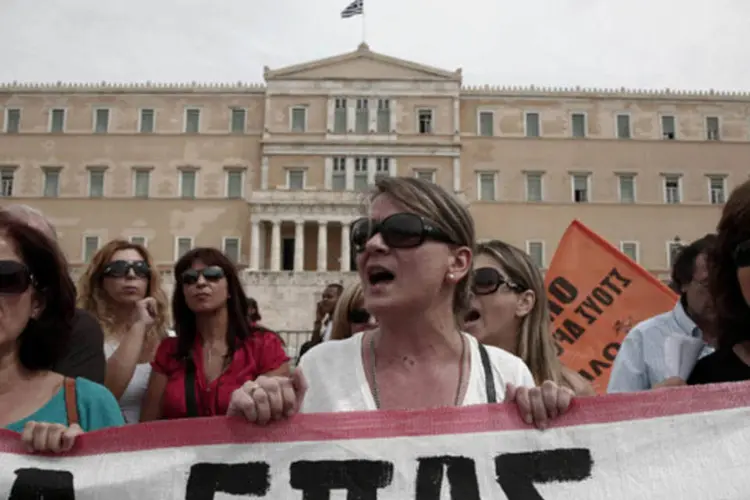 Protesto na Grécia: milhares de funcionários públicos marcharam em protesto pelas ruas de Atenas até o parlamento entoando palavras de ordem  (Yorgos Karahalis/Reuters)