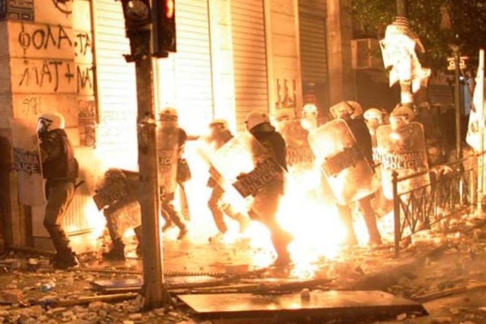 Gregos devastam as ruas de Atenas em protesto contra pacote de austeridade