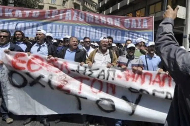 Funcionários do setor de transportes públicos realizam uma manifestação em Atenas (.)