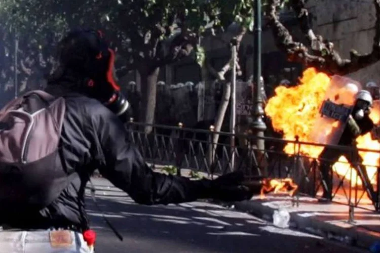Conflitos entre manifestantes e a polícia na Grécia já envolveu bombas incendiárias (Milos Bicanski/Getty Images)
