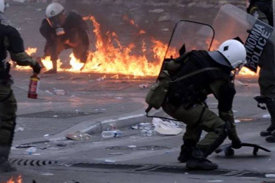 Fotógrafo ferido em repressão a protesto em Atenas