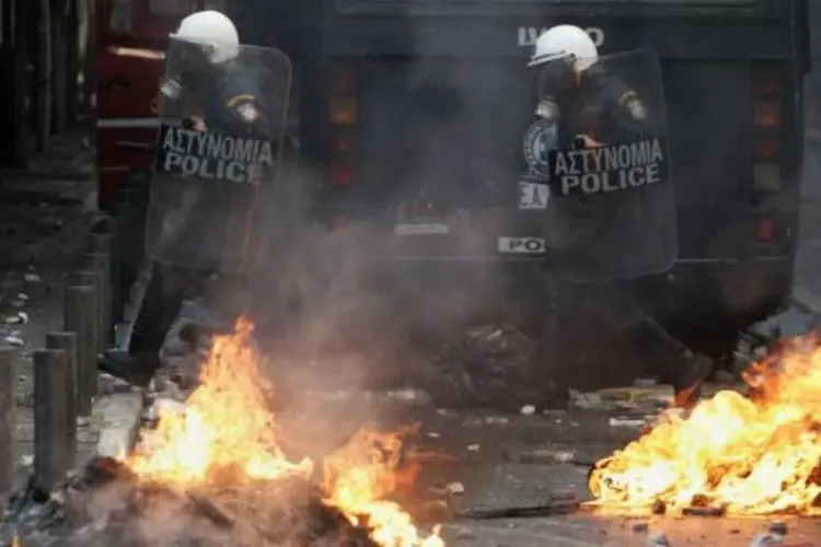 Greve ontem foi marcada pelo confronto entre manifestantes e a polícia em Atenas (Milos Bicanski/Getty Images)