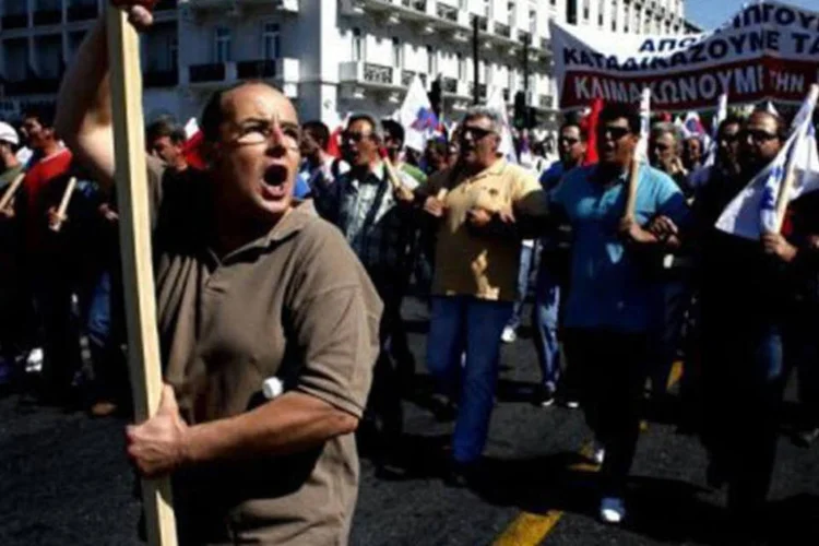 Manifestantes tentam bloquear a entrada do parlamento durante as votações (Angelos Tzortzinis/AFP)