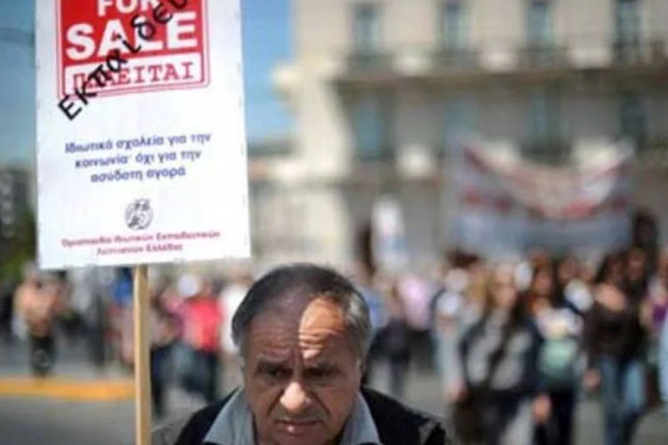 Aposentado protesta em Atenas: benefícios foram cortados e idade, ampliada (.)