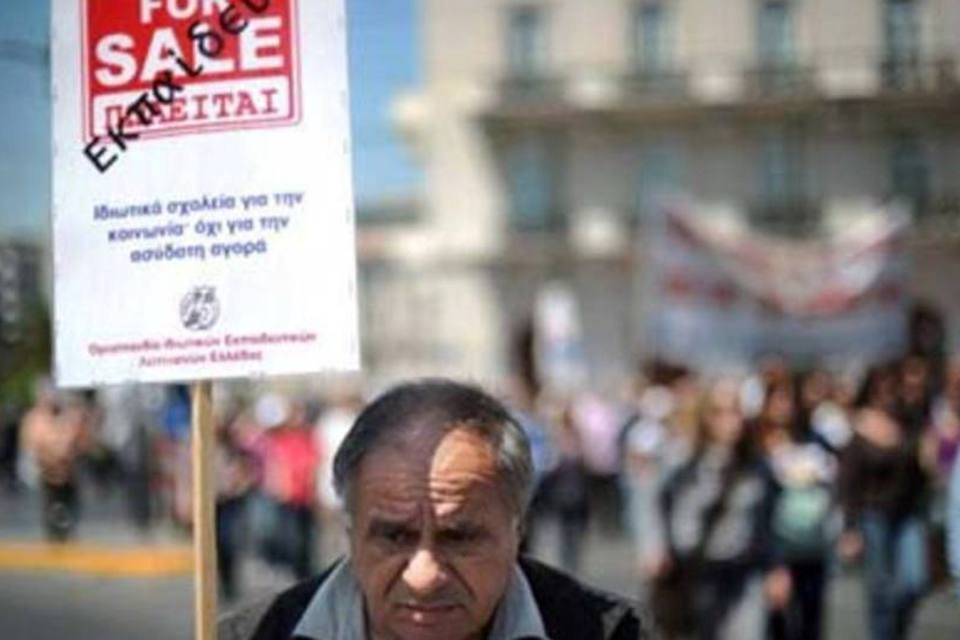 Governo grego adota plano de corte nas aposentadorias