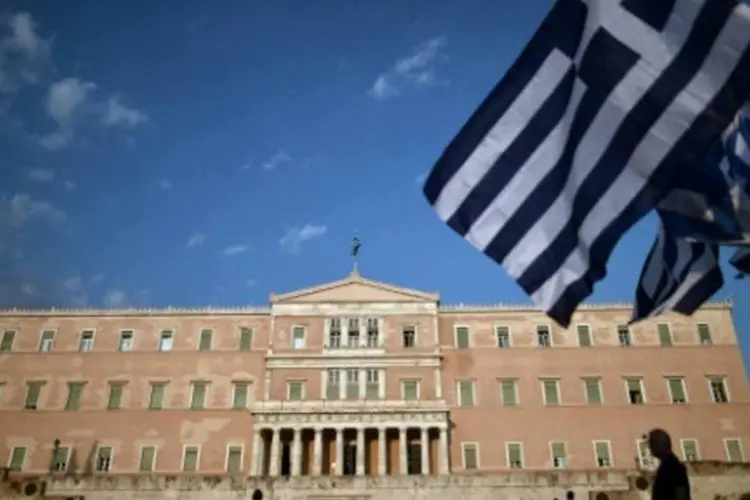 A bandeira da Grécia é vista em Atenas (Aris Messinis/AFP)