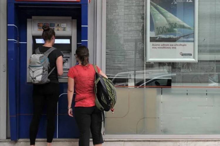 
	Caixa eletr&ocirc;nico em Atenas:&nbsp;a for&ccedil;a de trabalho feminina &eacute; um fator de desenvolvimento econ&ocirc;mico, diz a OCDE
 (Louisa Gouliamaki/AFP)
