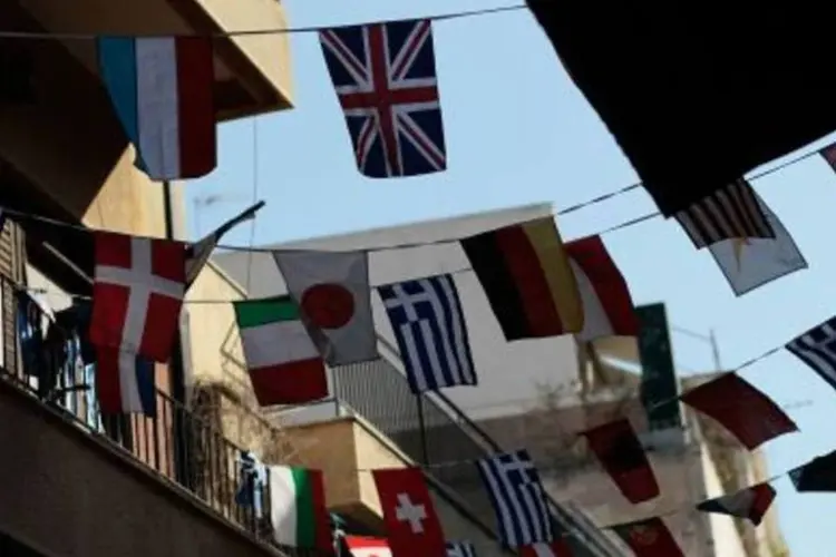 Mercados de países como Portugal, Itália, Irlanda e Espanha já sentem as consequências da crise na Grécia. (.)